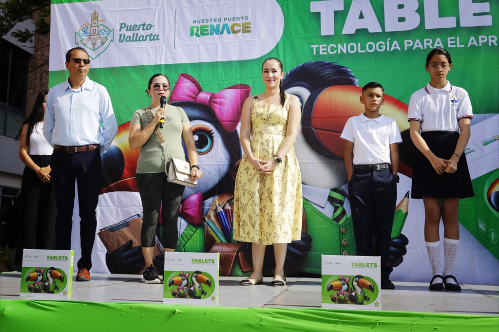 Padres de familia agradecen a Munguía por el apoyo de las tablets