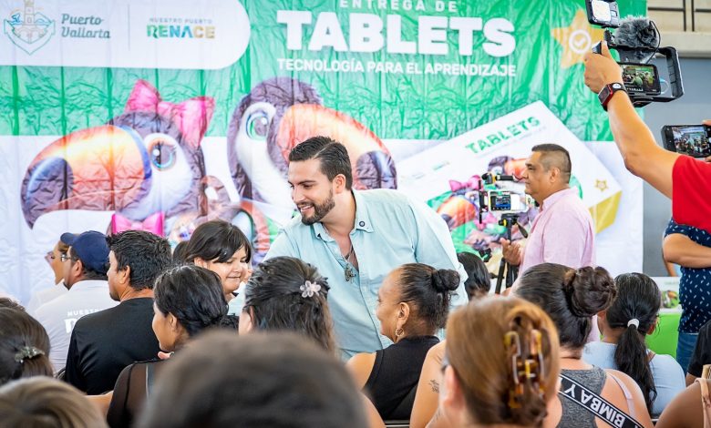Gobierno de Puerto Vallarta entrega cerca de 6 mil tablets a estudiantes de 4º, 5º y 6º de primaria