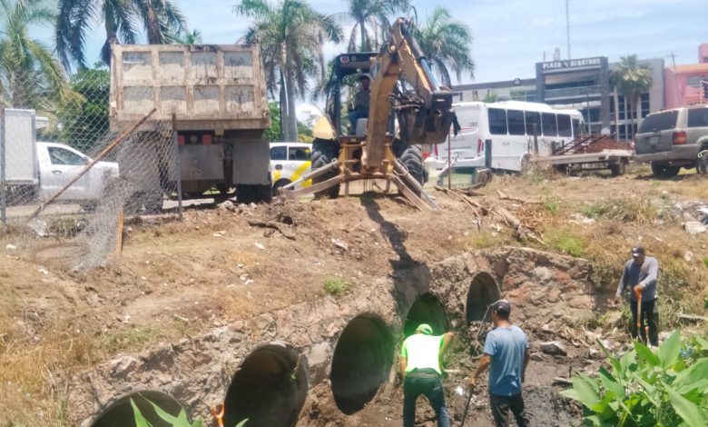 Desazolve en la vena del Río Pitillal