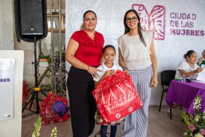 Beneficia DIF a estudiantes con el programa “Becas Padrino”