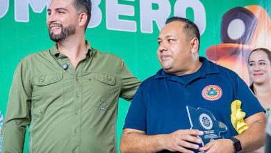 Luis Munguia reconoce al cuerpo de Bomberos