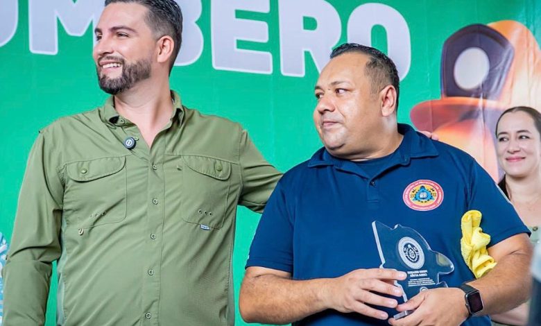 Luis Munguia reconoce al cuerpo de Bomberos
