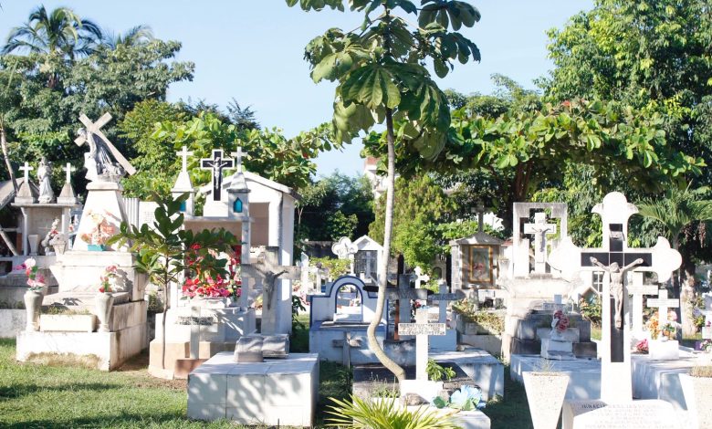Listos panteones para recibir el Día de Muertos