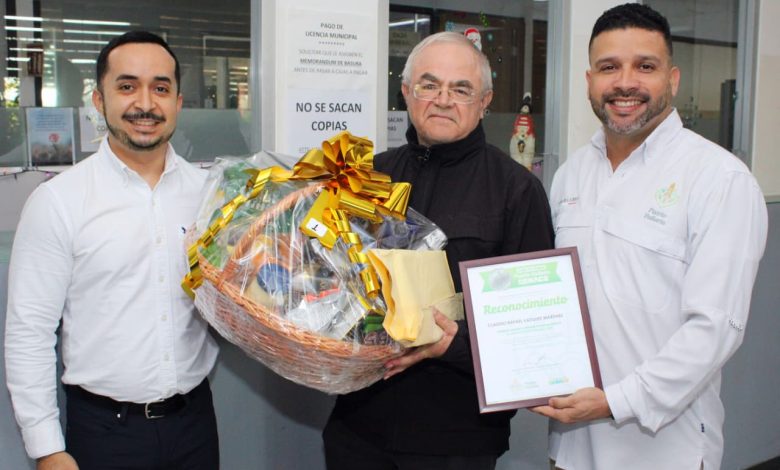 Rafael Vásquez primer ciudadano en pagar el predial 2026