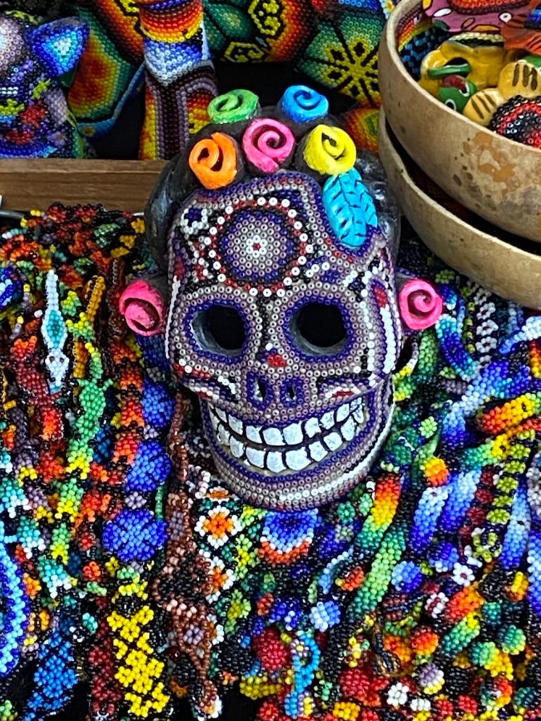 Visitar la Isla del Río Cuale y descubrir el arte wixárika 