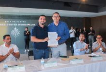 Munguía entrega títulos de propiedad