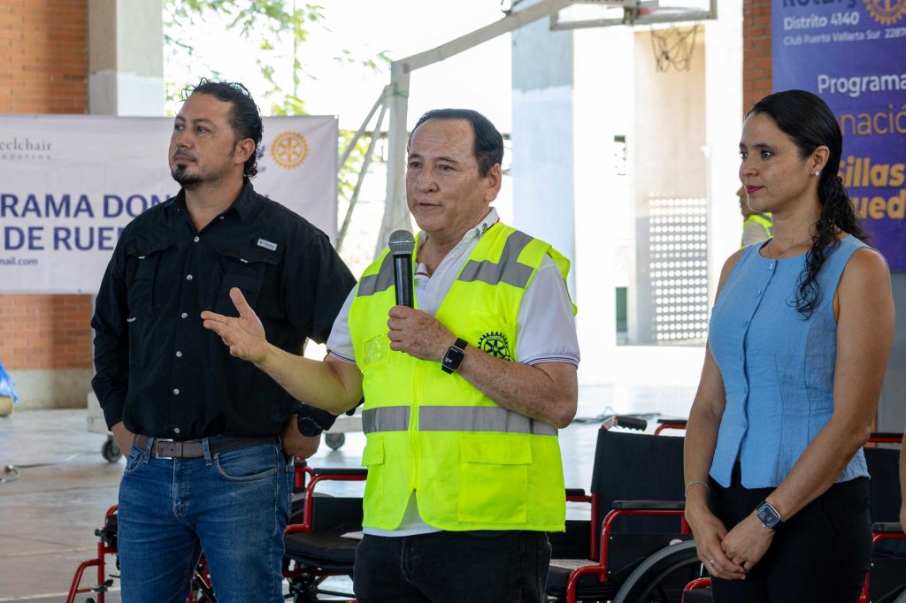Entrega Club Rotario sillas de ruedas a usuarios de DIF Vallarta