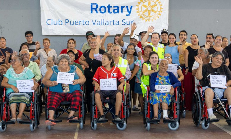Entrega Club Rotario sillas de ruedas a usuarios de DIF Vallarta