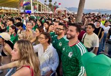 Arquitecto Luis Munguía celebra con la afición vallartense el triunfo de México sobre Ecuador