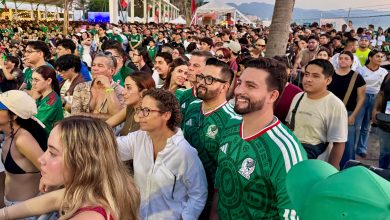 Arquitecto Luis Munguía celebra con la afición vallartense el triunfo de México sobre Ecuador