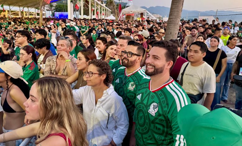 Arquitecto Luis Munguía celebra con la afición vallartense el triunfo de México sobre Ecuador