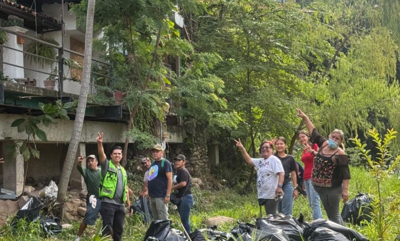 Media tonelada de basura del río Cuale
