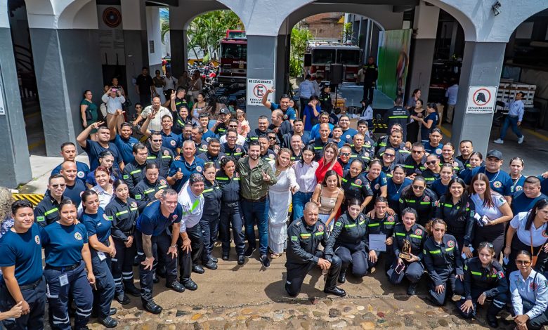 Luis Munguía reconoce la gran labor de los bomberos en su día