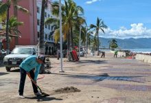 Gobierno Municipal retira piedras y arena del Malecón II