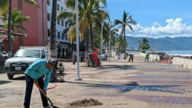 Gobierno Municipal retira piedras y arena del Malecón II