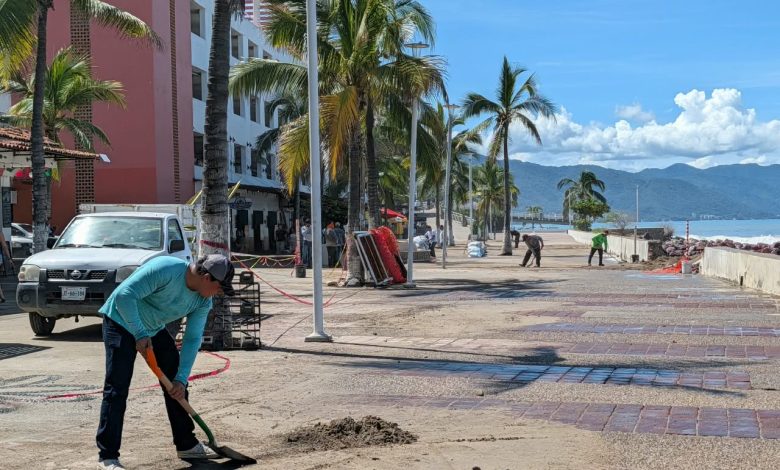 Gobierno Municipal retira piedras y arena del Malecón II